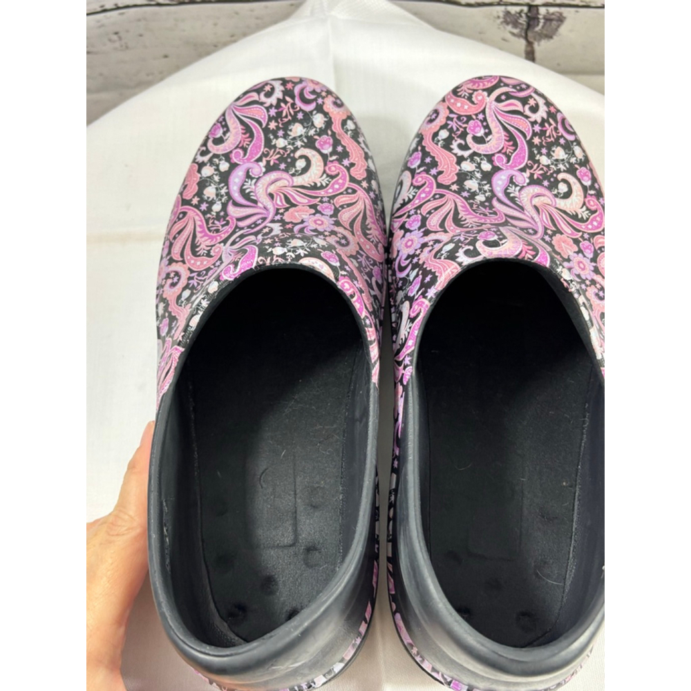 Women's Crocs Mules & Clogs Size 11 Black Pink Purple Paisley Pattern - Picture 5 of 9